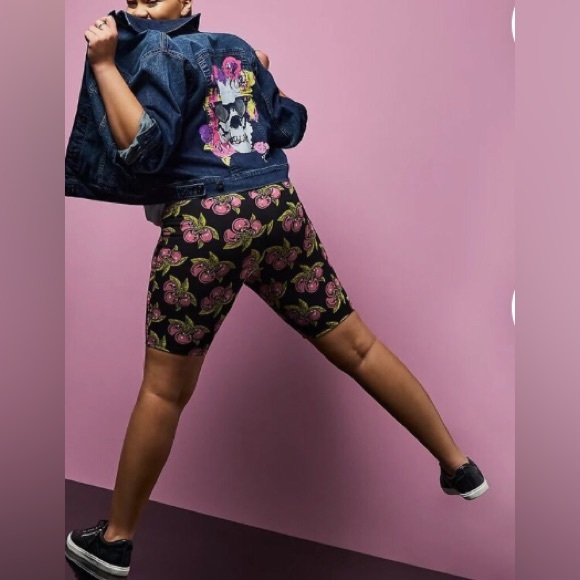 NWT 🍒BETSEY JOHNSON TORRID 2X 🍒CHERRIES 🍒STRETCH BIKE SHORTS - Picture 6 of 12